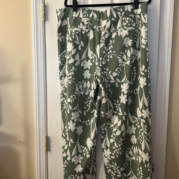 Isaac Mizrahi  Floral Women's Cropped Pants size XL - Picture 4 of 10